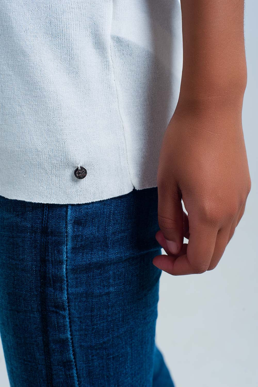 Pull blanc avec des détails de volants