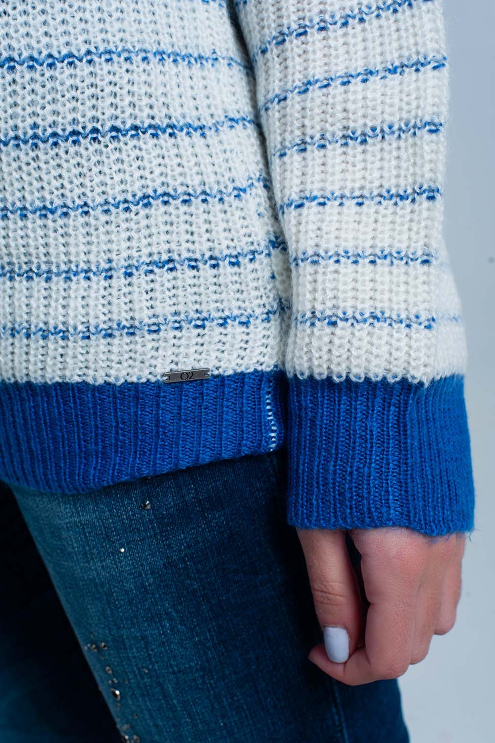 Pull rayé bleu avec encolure en V