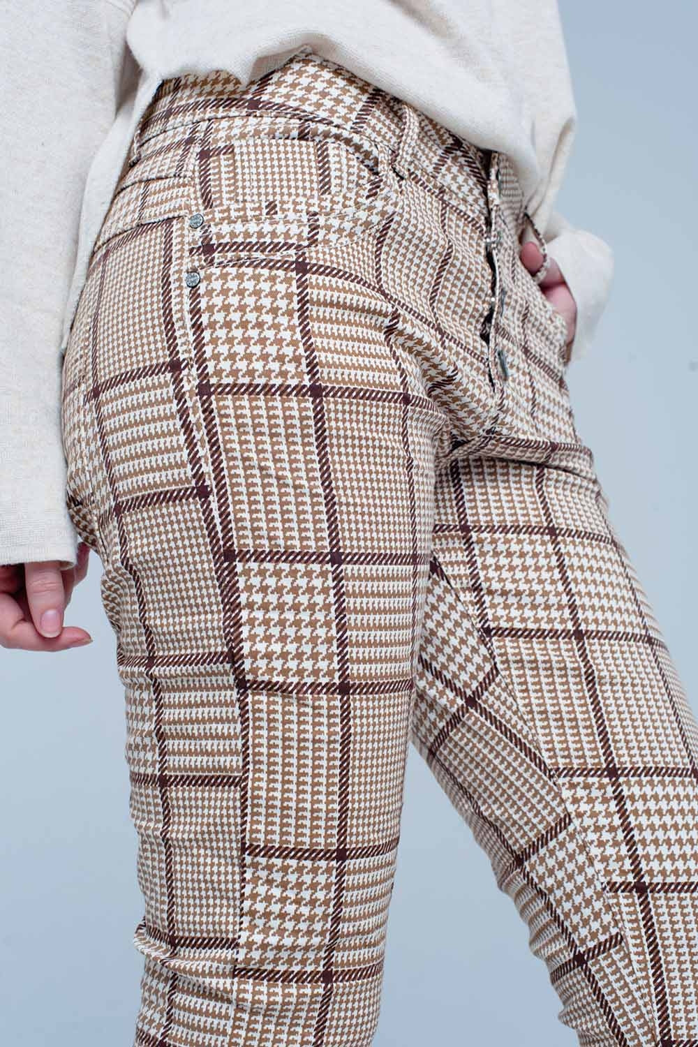 Pantalon à carreaux beige avec bouton