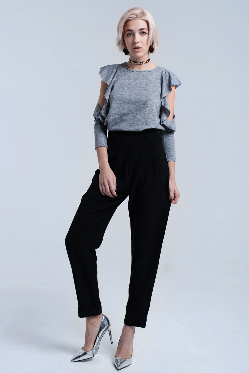 Top gris avec plis et détail ouvert