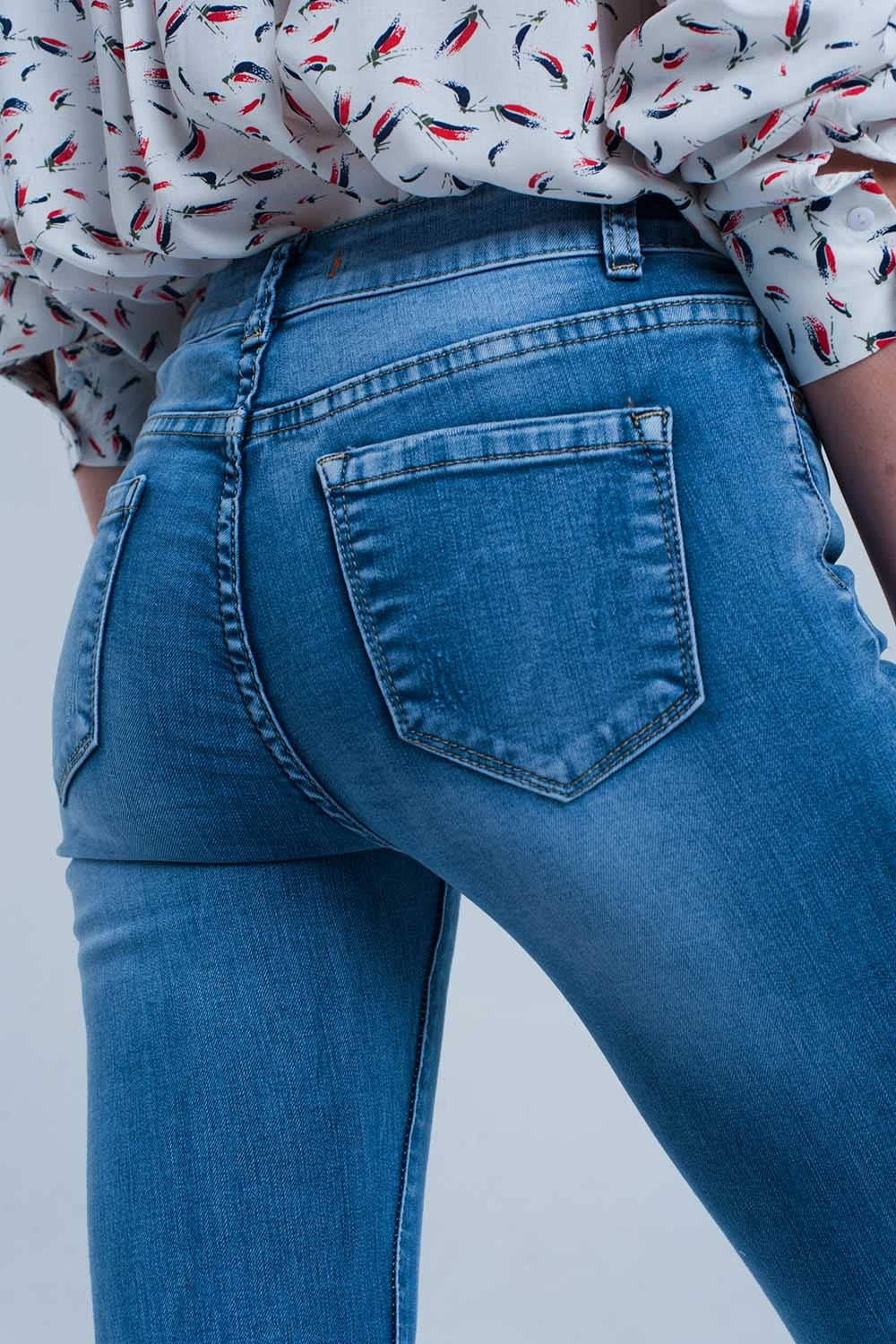 Jean skinny avec déchirures extrêmes aux genoux