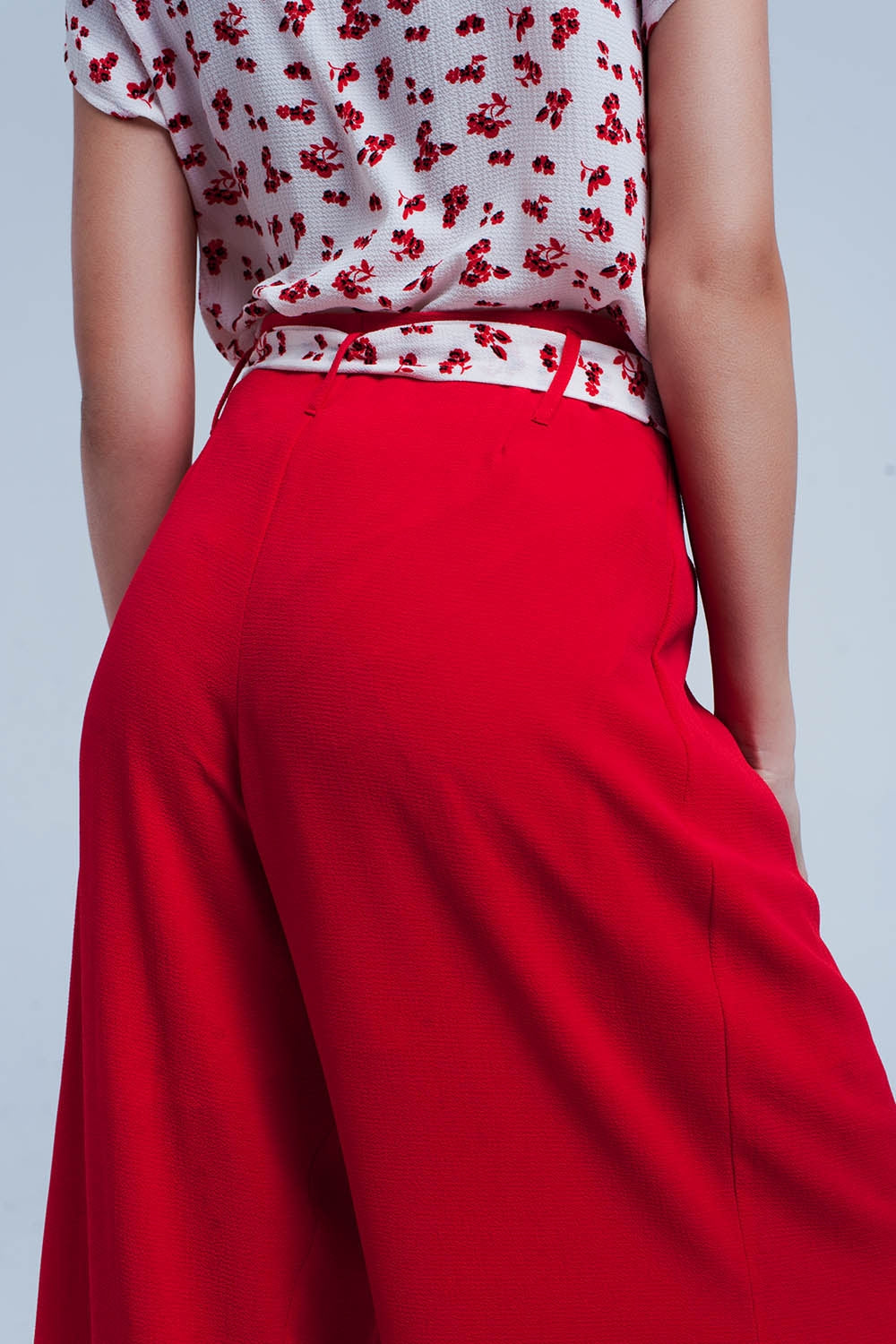 Pantalon rouge large plissé avec taille nouée
