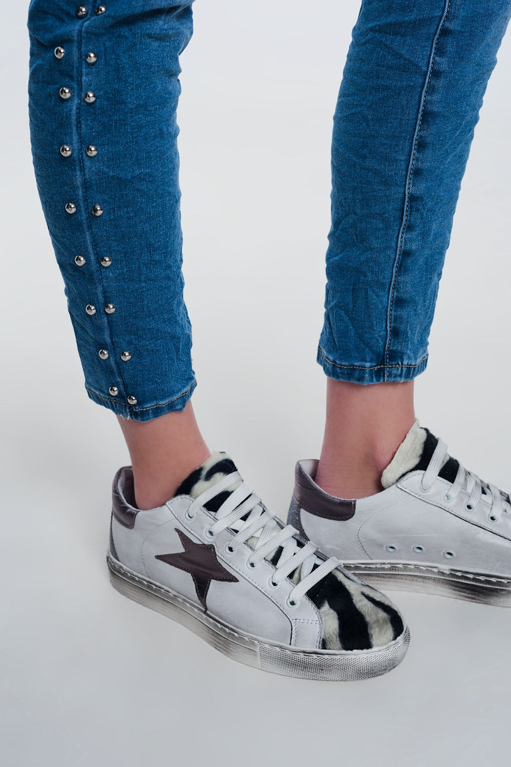 jean clouté en denim froissé