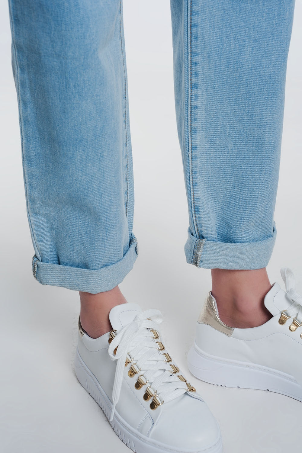 Jean mom avec pli sur l'avant bleu délavé moyen avec taille pliée