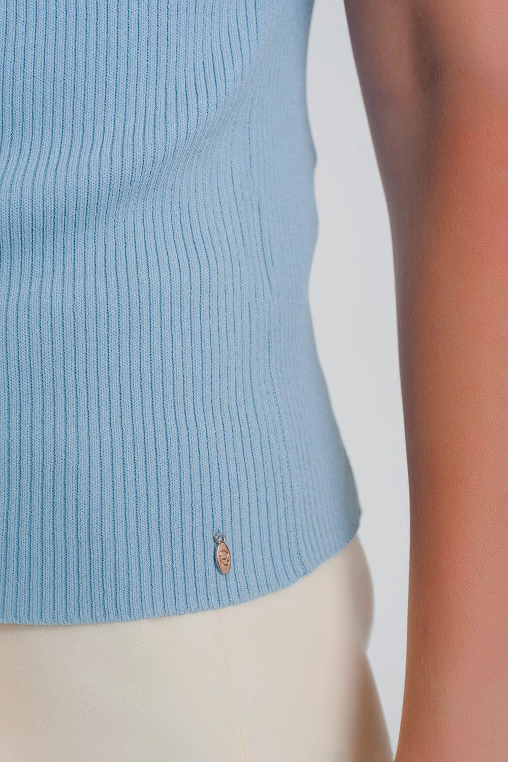 Pull bleu en maille avec liens à nouer au dos