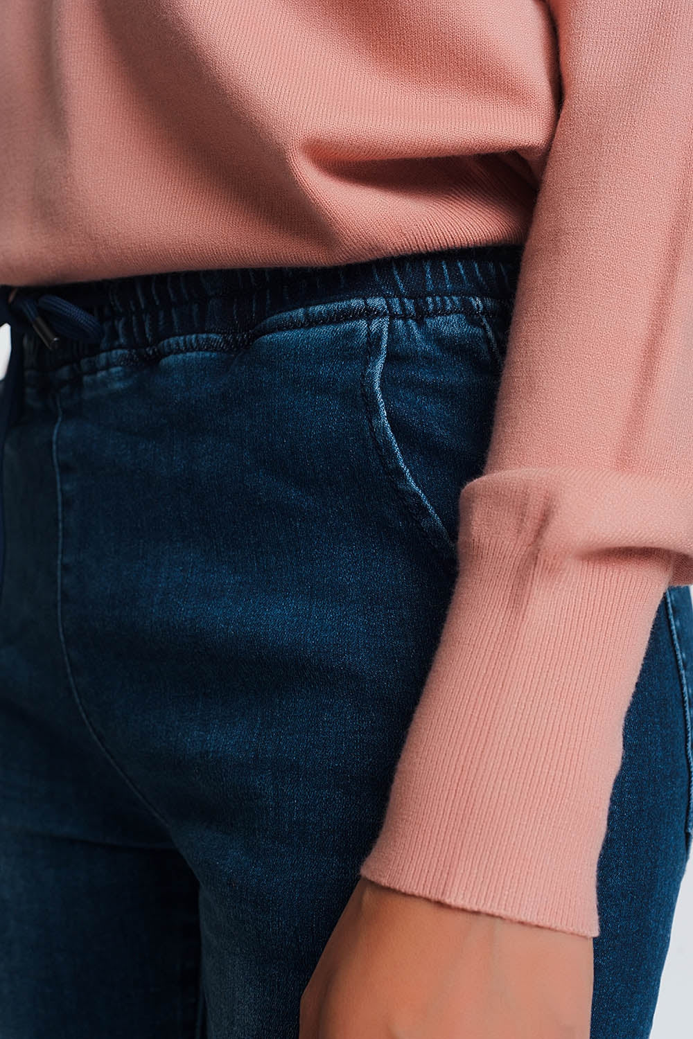 Jean léger style jogger en denim foncé