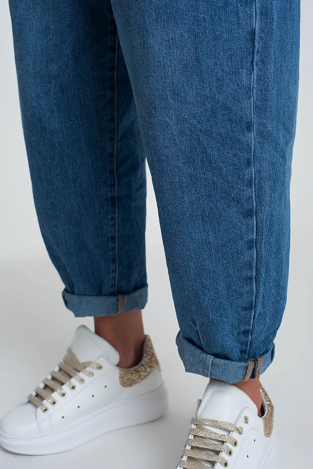 Jean mom taille haute avec deux volants à la taille en bleu délavé foncé