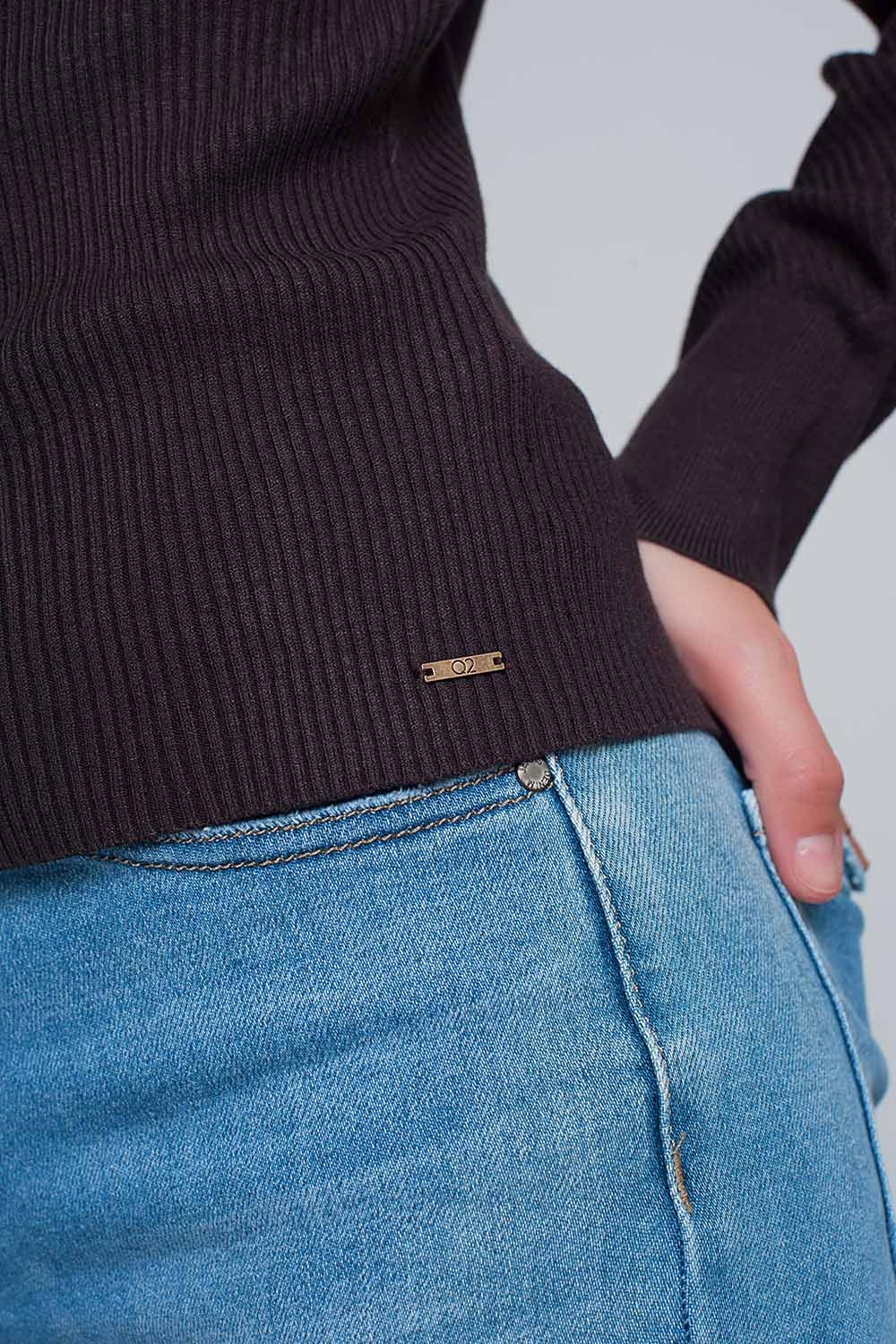 Pull marron à manches longues et à volants aux épaules
