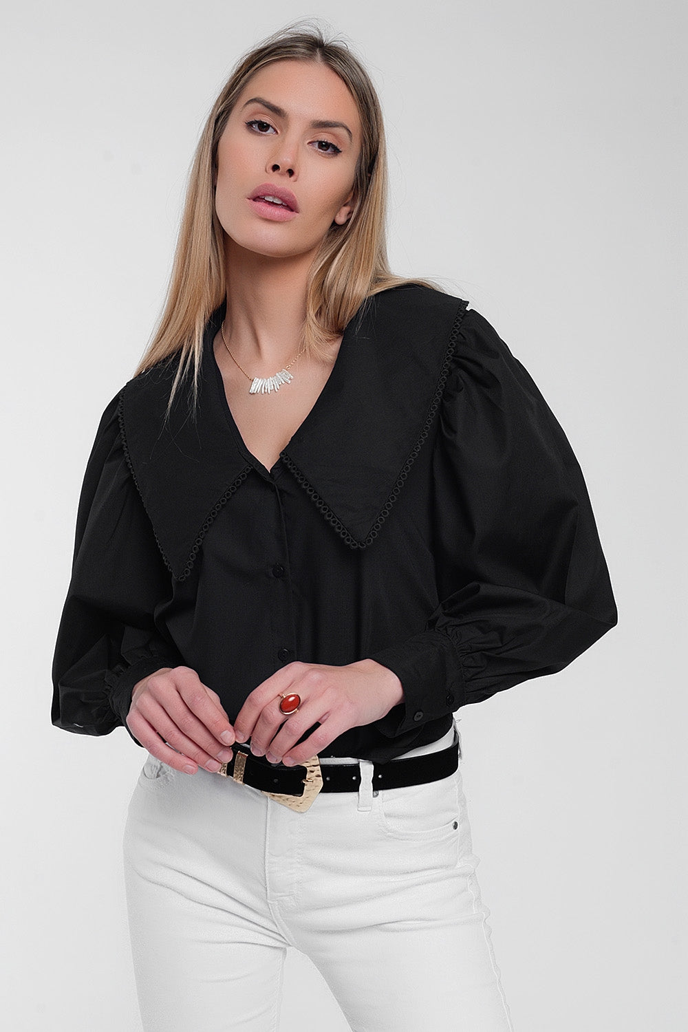 Chemise noire à col extra large