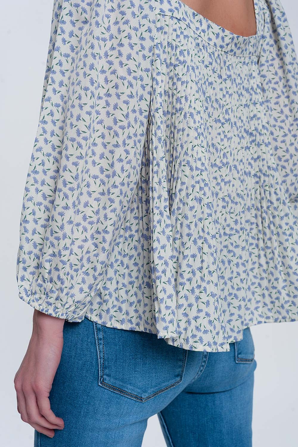 Top à fleurs avec manches bouffantes et encolure carrée bleu