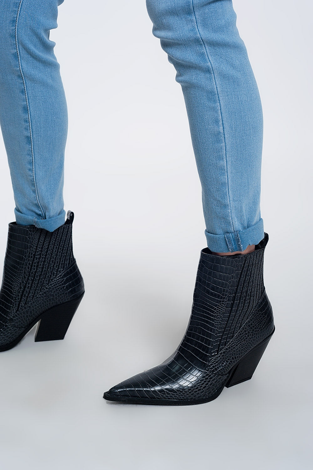 Jeans taille haute au beau design avec brillants