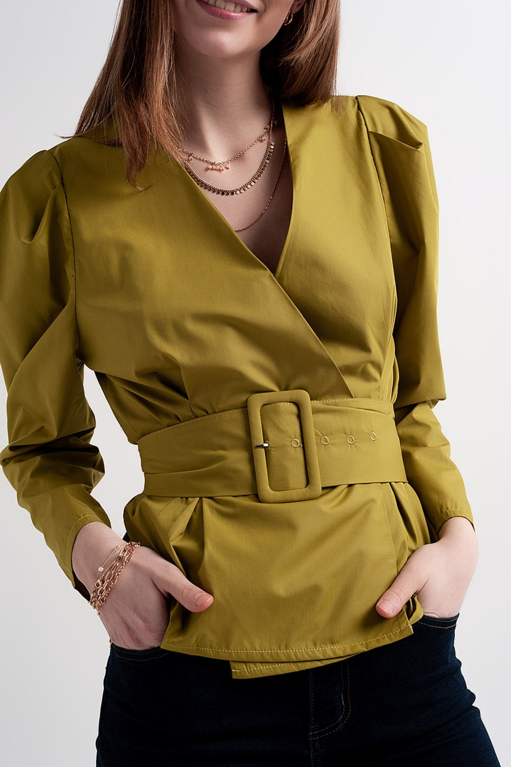 Top cache-cœur à manches bouffantes et ceinture en vert