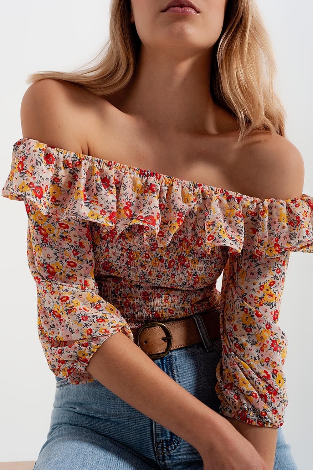 Top froncé encolure Bardot à avec devant volanté et corail imprimé petites fleurs