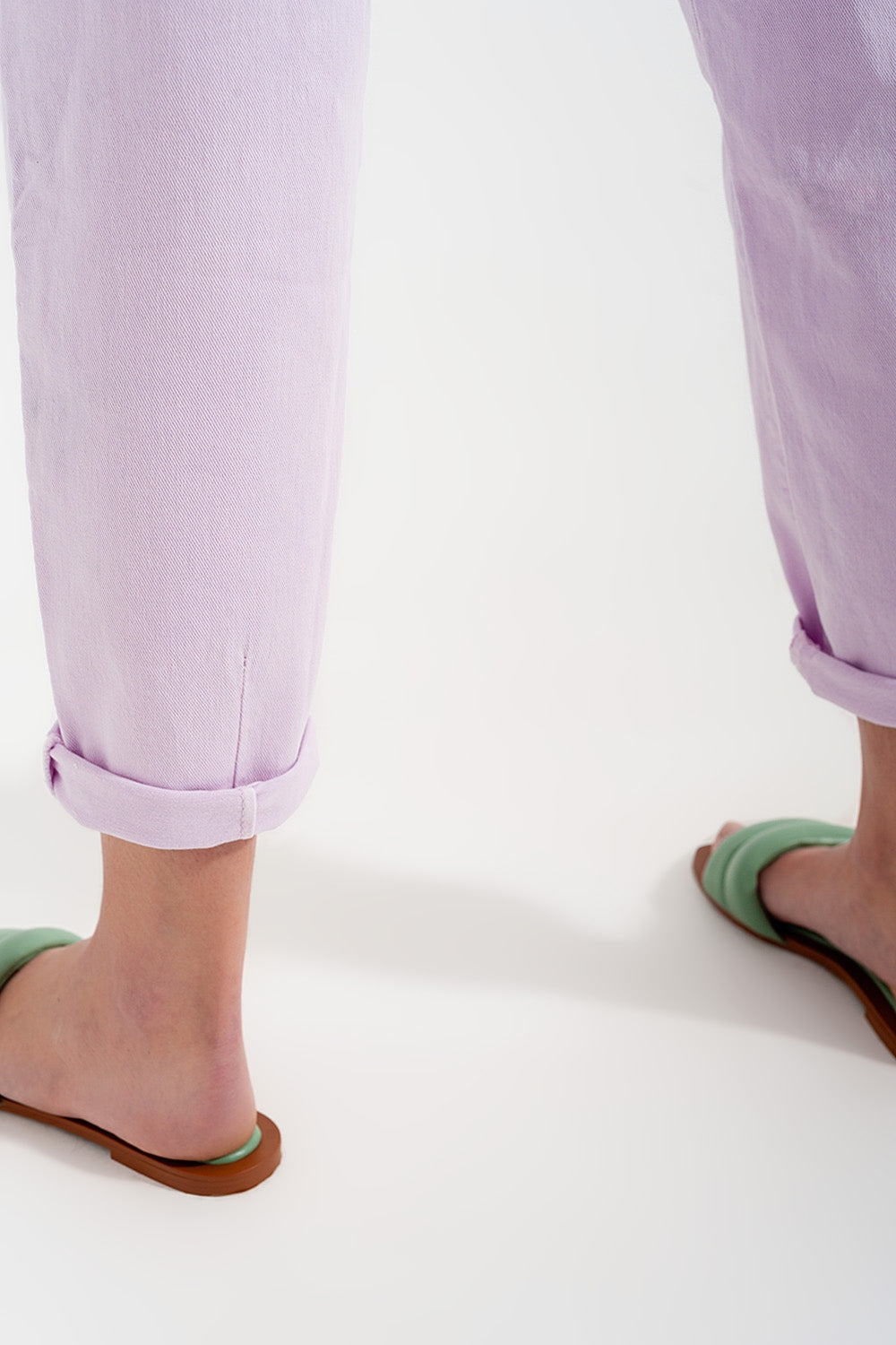 Jean mom avec taille haute et plis sur le devant en lilas