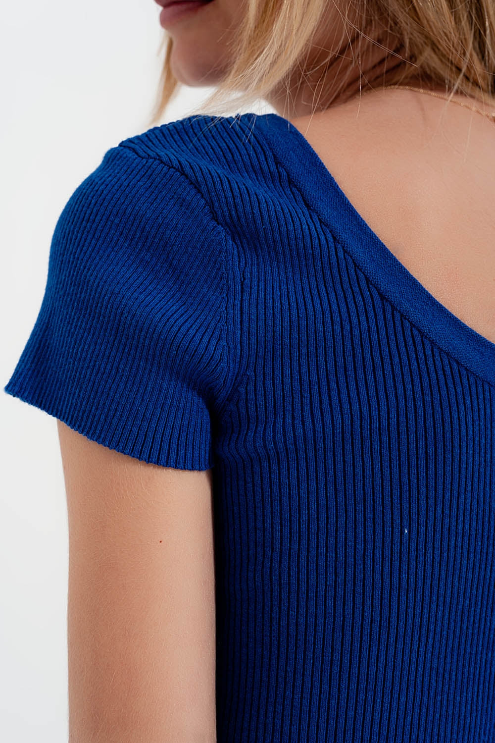 Pull ras de cou moulant en maille côtelée bleu