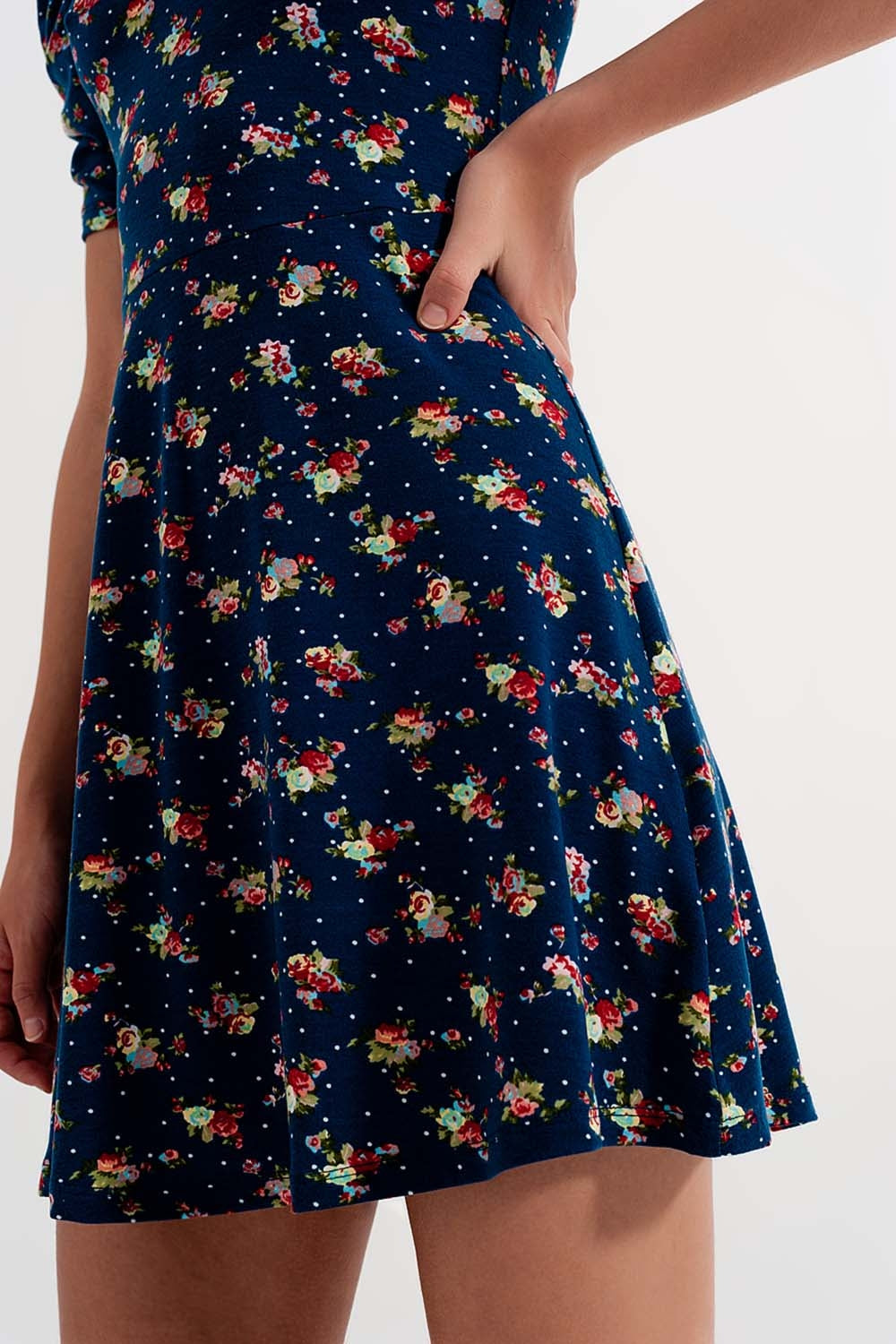 Robe patineuse à fleurs avec manches bouffantes bleu marine
