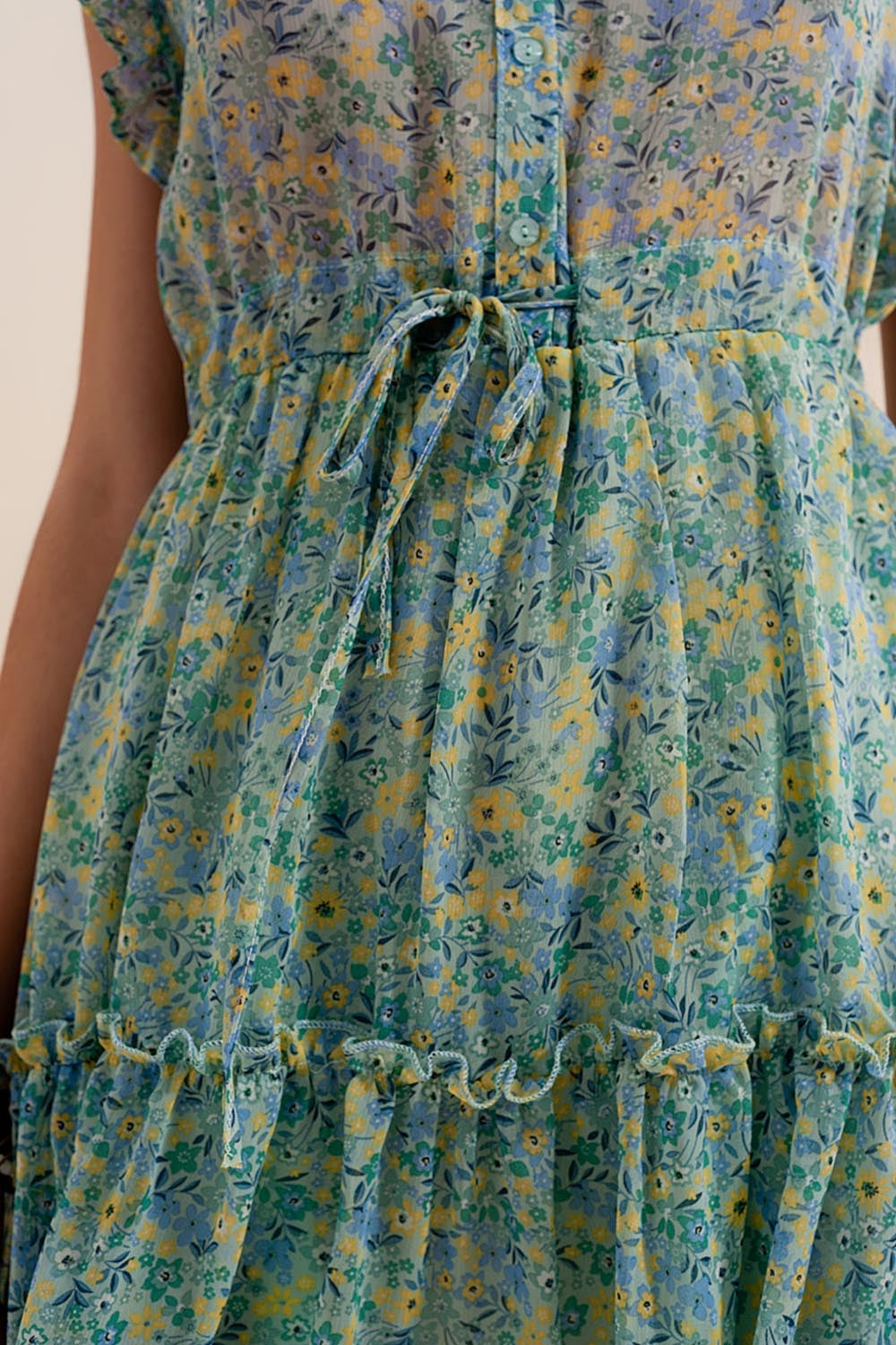 Robe courte avec bords à volants et fleurs de style vintage