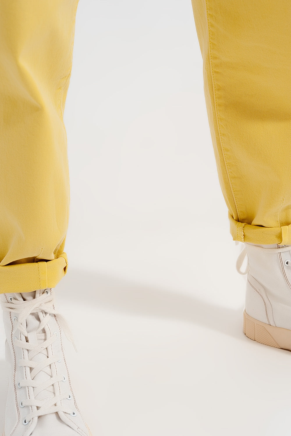 Jean mom avec taille haute et plis sur le devant en jaune