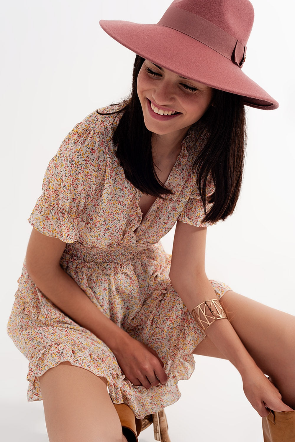 Robe patineuse courte style cache-cœur à devant froncé avec imprimé fleurs Jaune