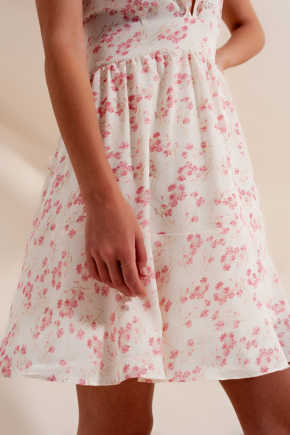 Robe fluide courte en plumetis avec décolleté plongeant imprimé fleurs rose
