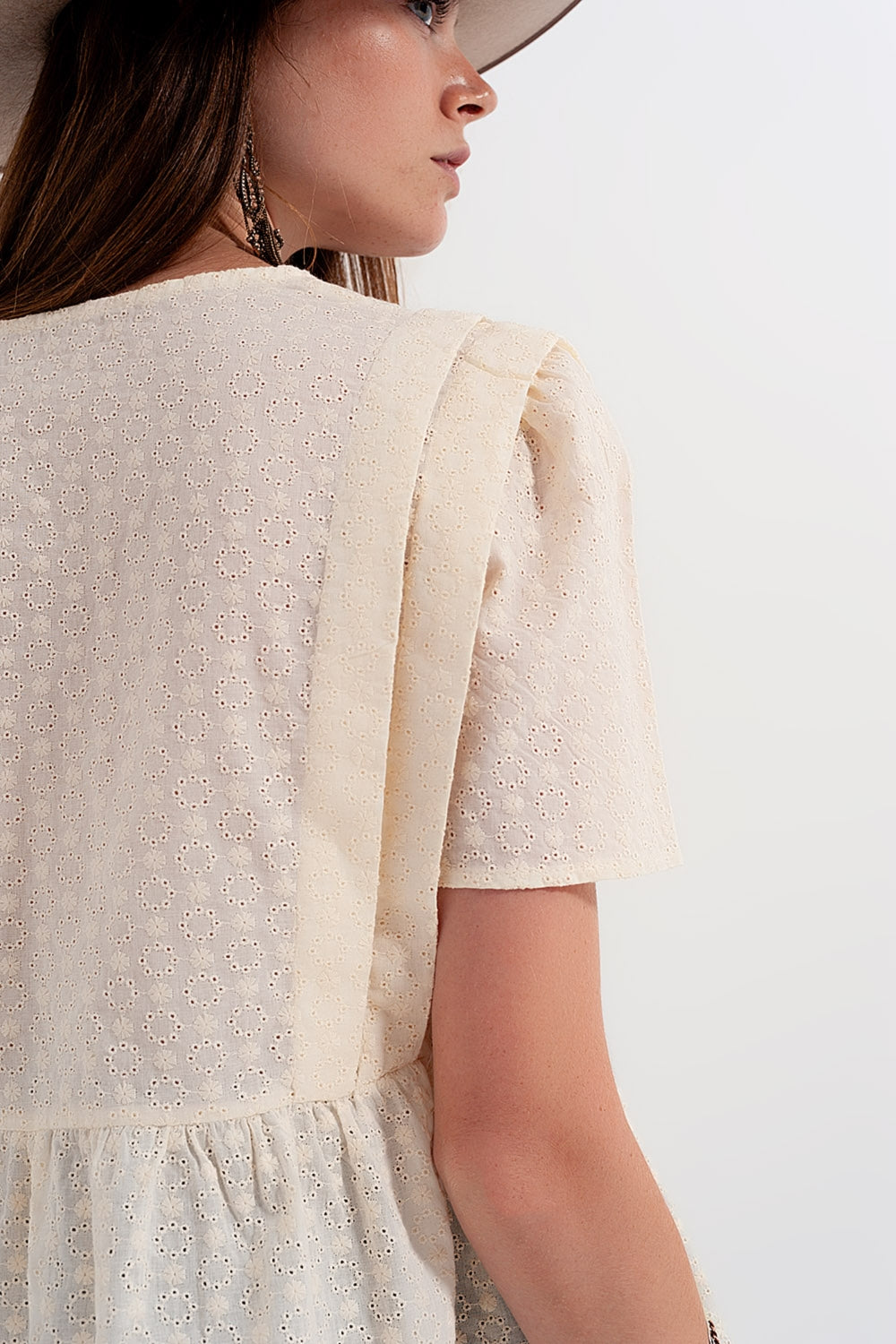 Top brodé à basque beige