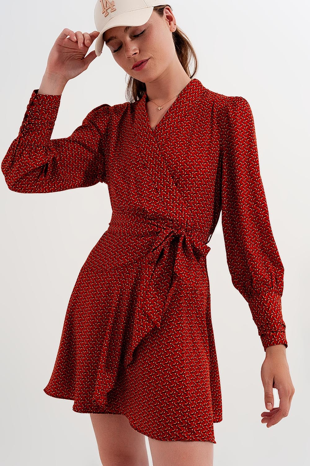 Robe portefeuille courte à décolleté plongeant et imprimé géométrique