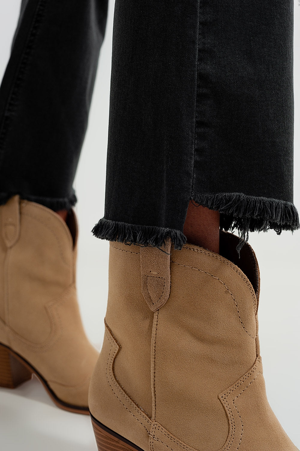 Pantalon en gris foncé avec chevilles larges