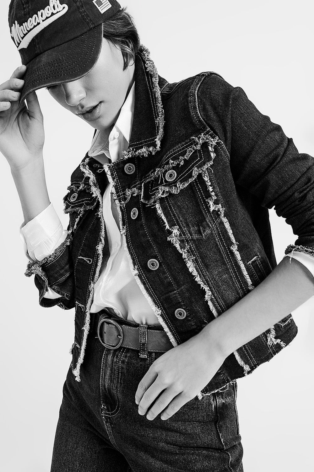 Veste en denim délavé avec motif effiloché et ourlet non fini