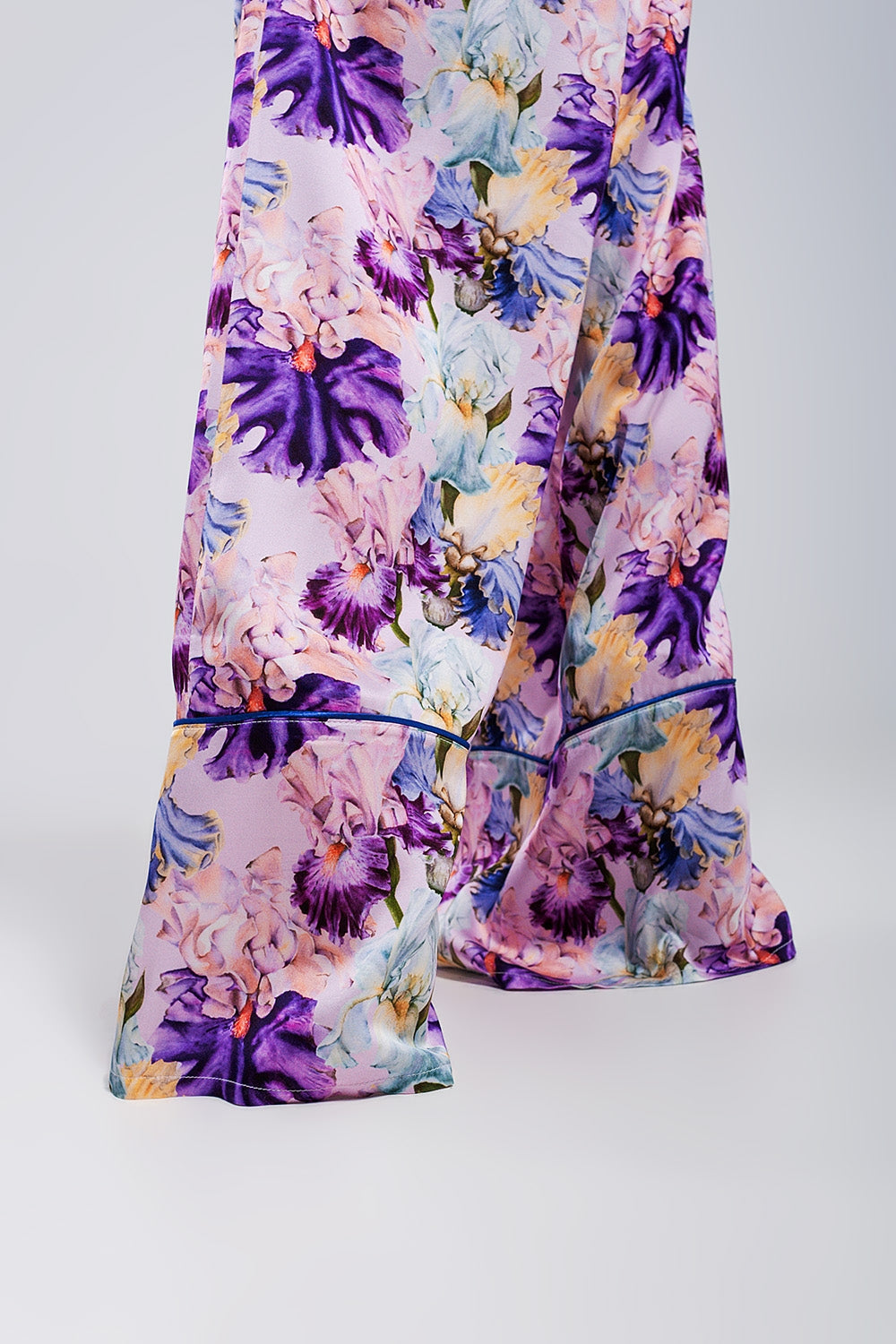 Pantalon pourpre large à taille haute en satin à imprimé fleuri