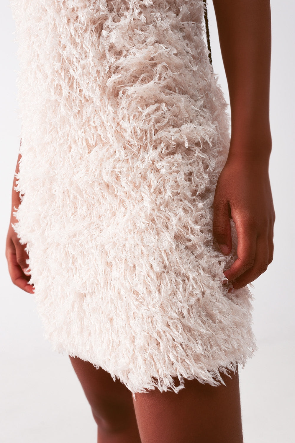 Robe courte ornée de plumes artificielles couleur crème