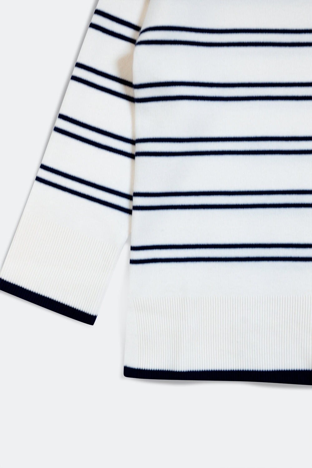 Pull blanc à rayures marines