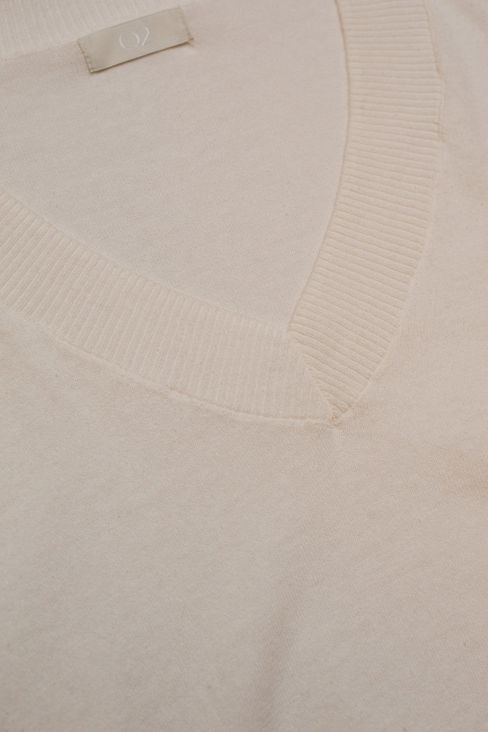 Pull col V en maille fine creme