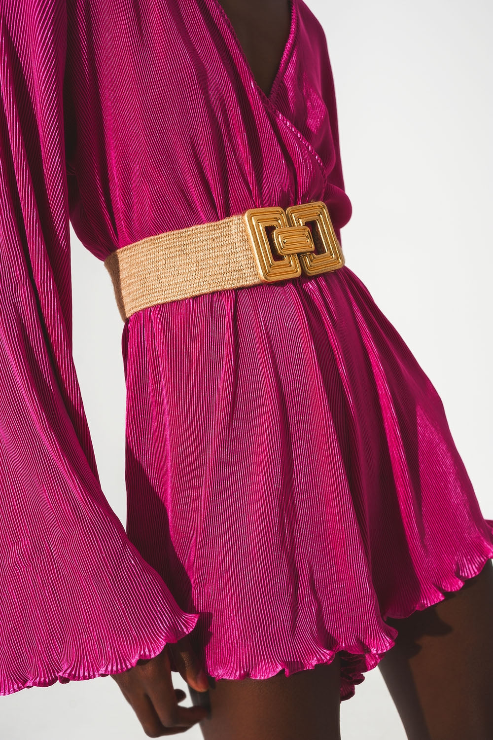 Combinaison plissée en satin fuchsia avec détail portefeuille