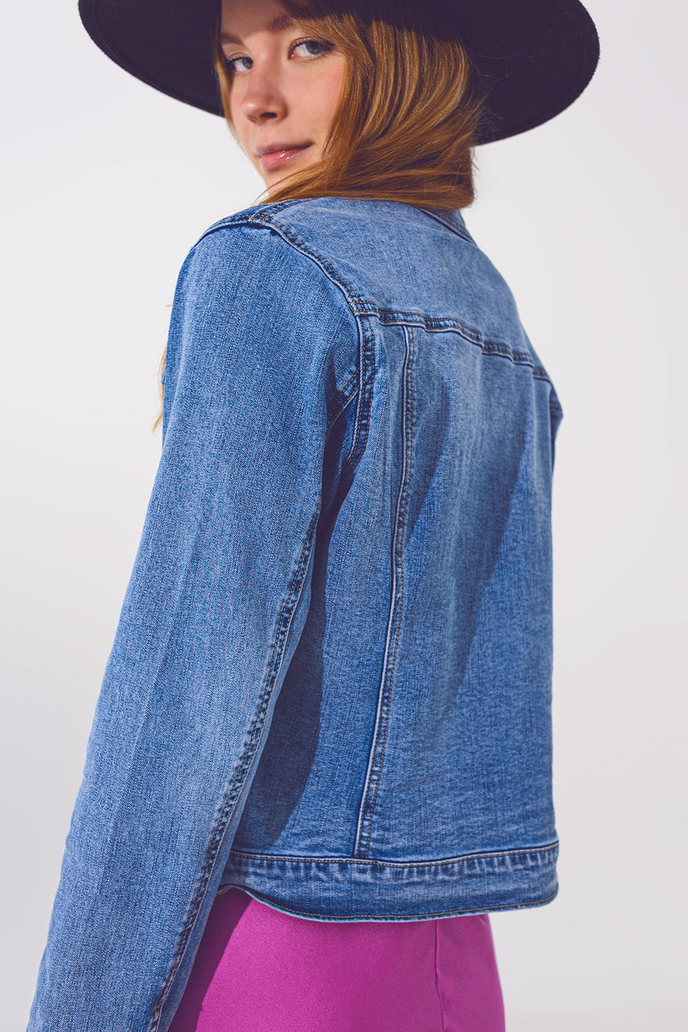 Veste en jean bleu clair délavé avec détail de sequins