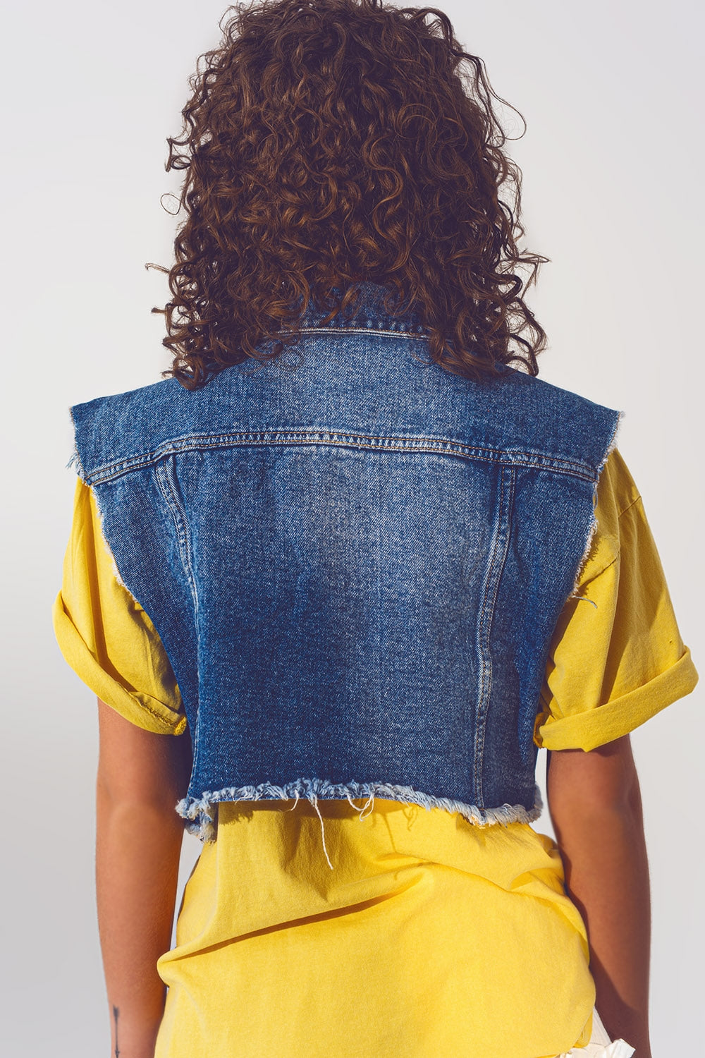 Gilet croisé en denim clouté en bleu