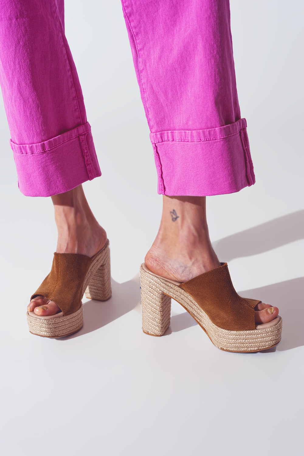 Jean à jambe droite avec ourlet coupé en fuchsia