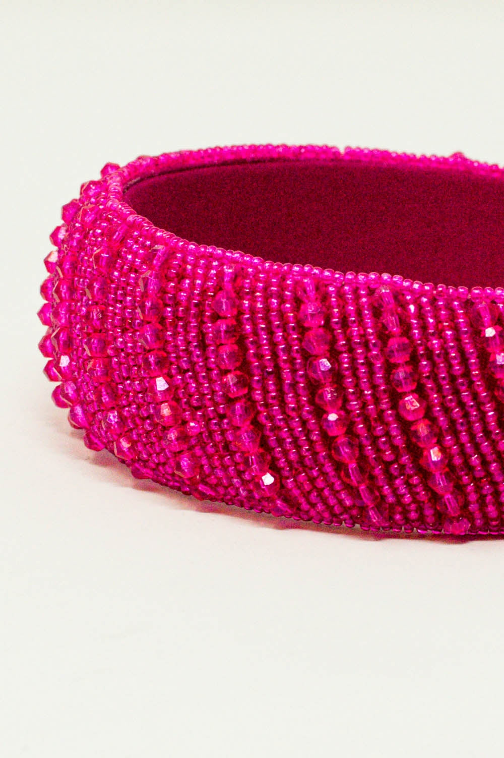 Serre tête à perles en fuchsia