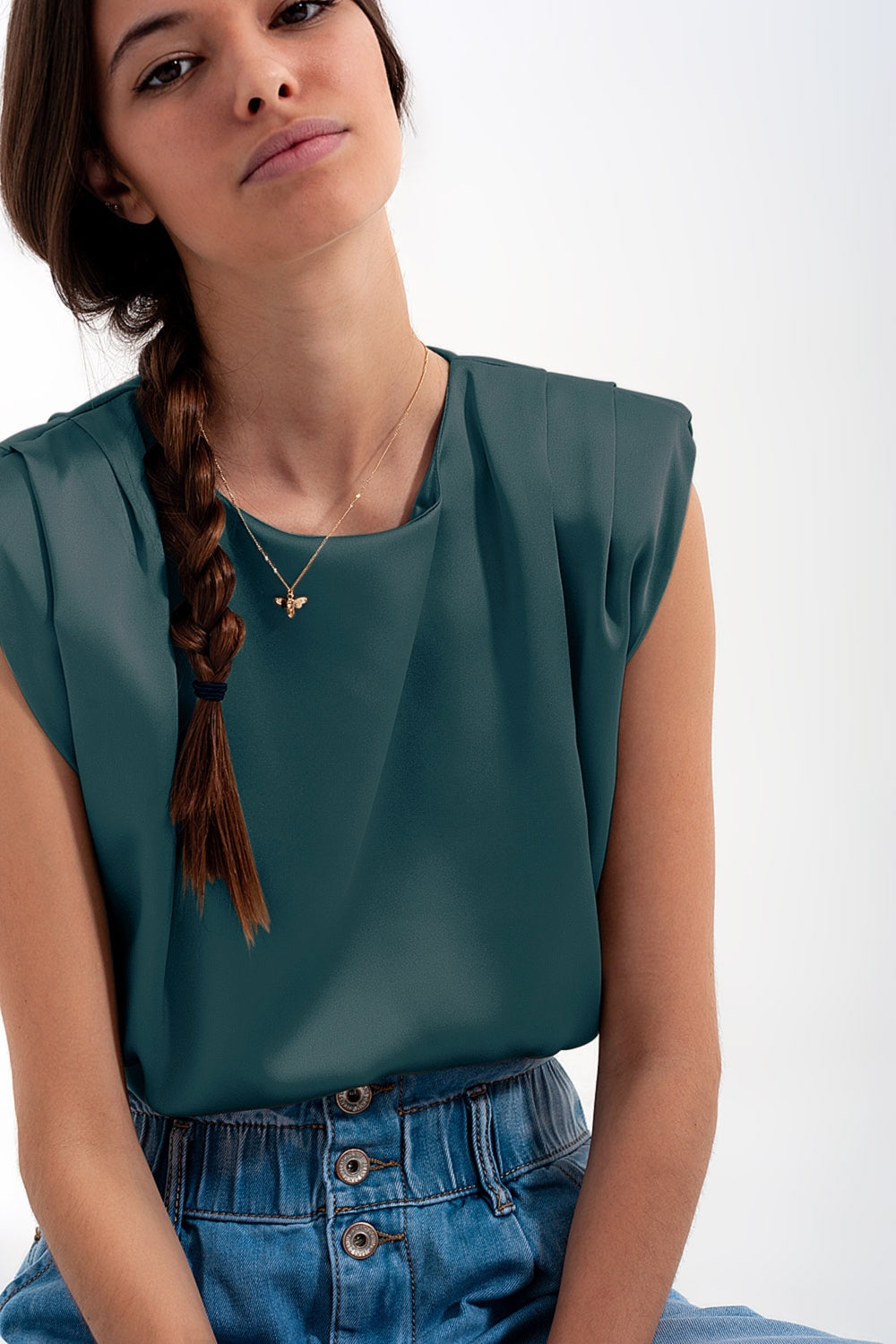 Top sans manches à épaulettes en satin froncé vert