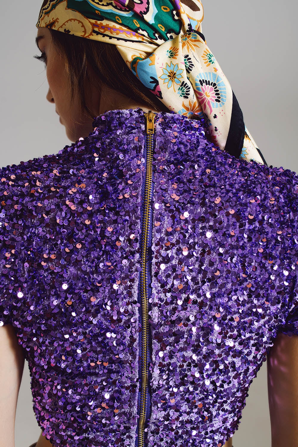 Top court à col roulé en sequins violets