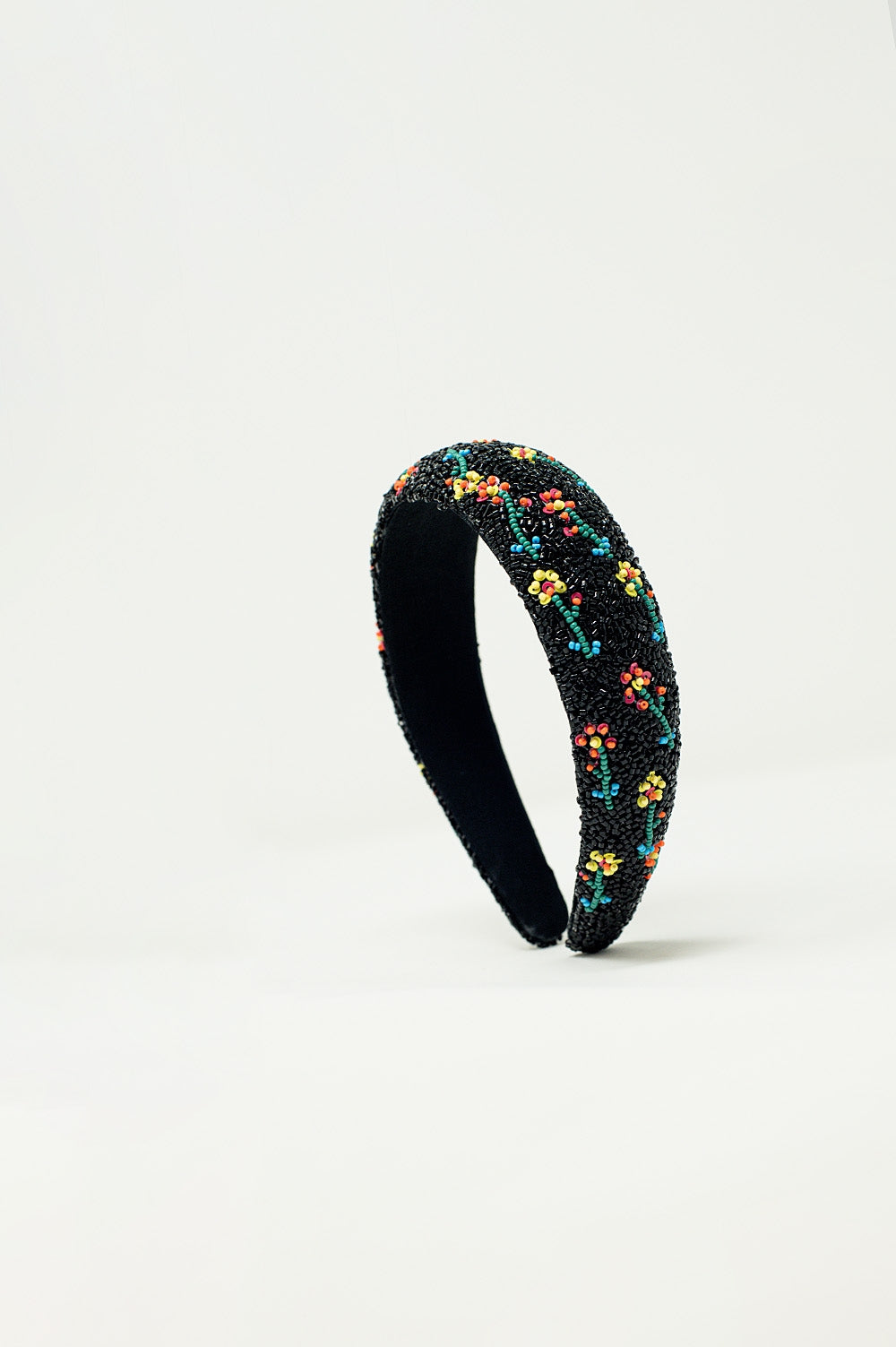Bandeau noir avec ornements en perles