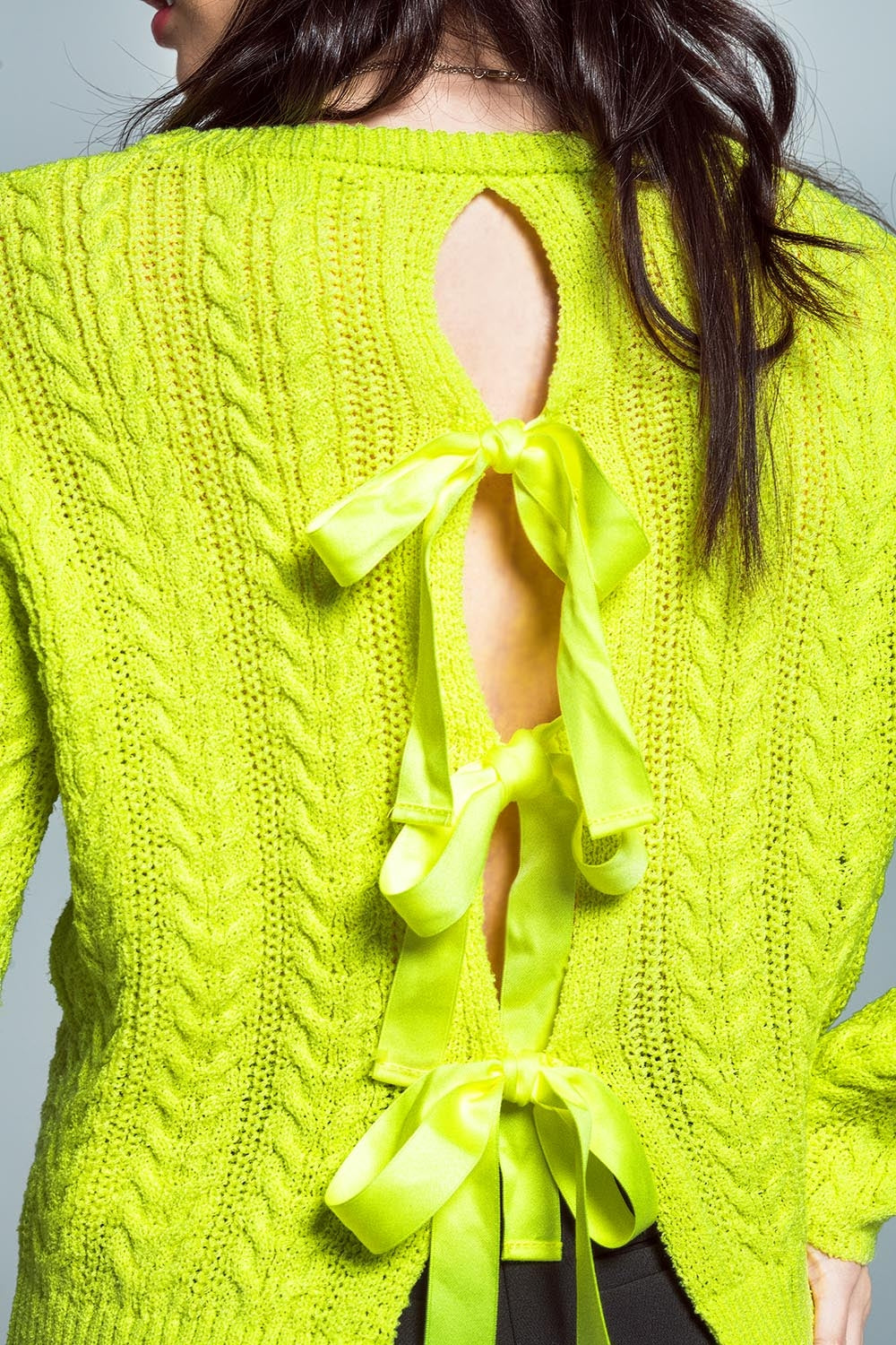 Pull en tricot câblé vert citron avec dos ouvert et nœuds