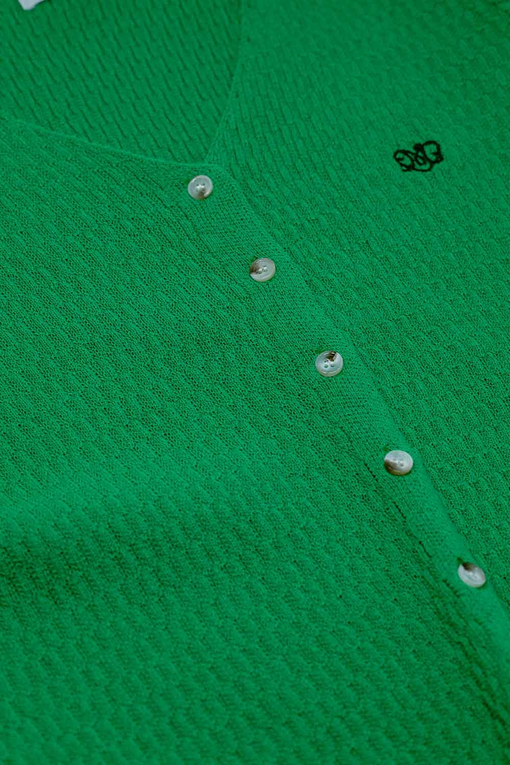 Cardigan vert à manches courtes avec fermeture à bouton sur le devant