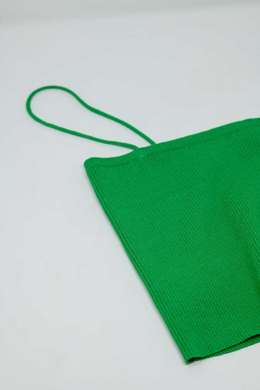 Top basique tricoté en vert avec fines bretelles