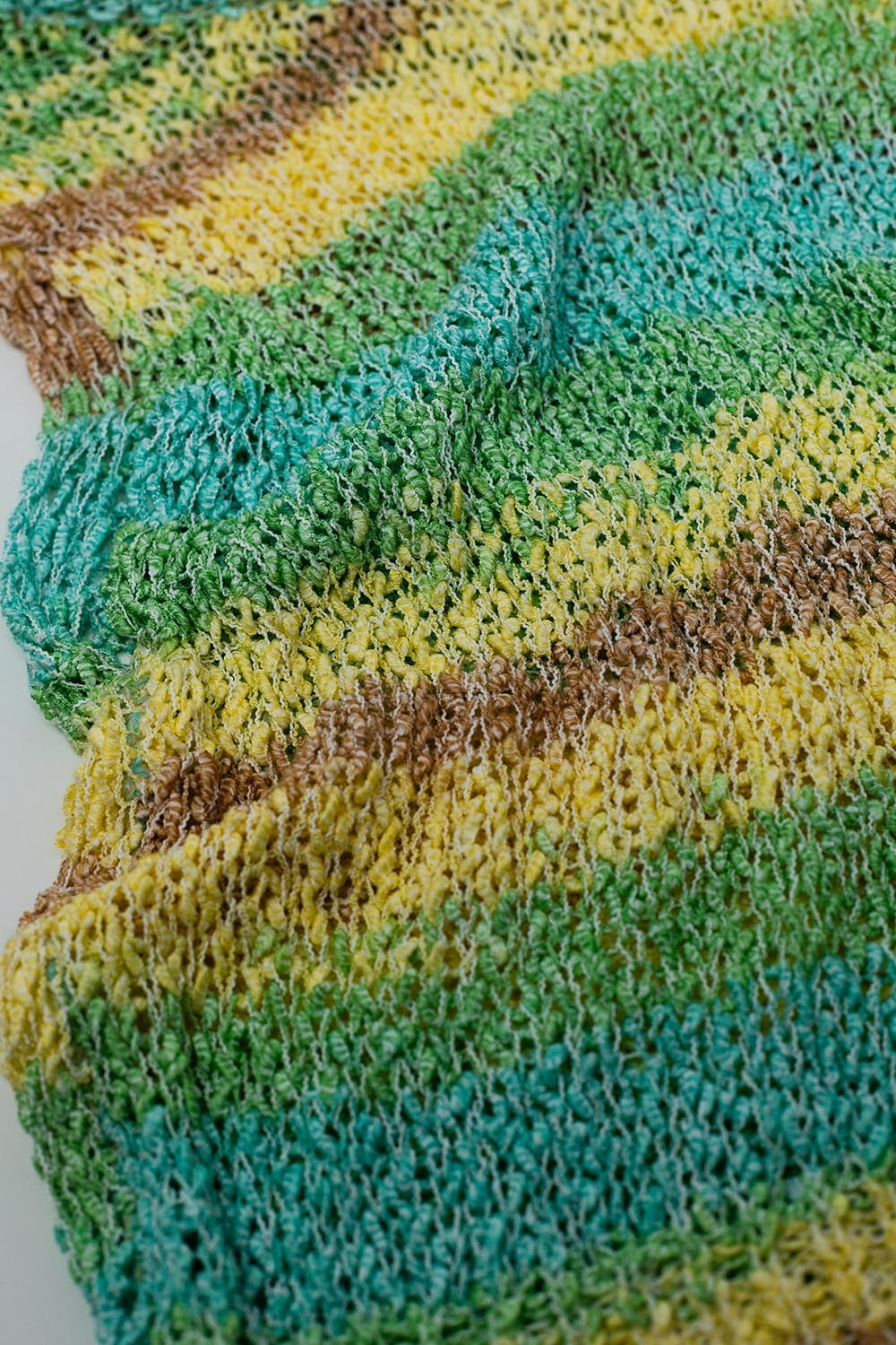 Pull sans manches en tricot multicolore avec rayures et encolure ras du cou