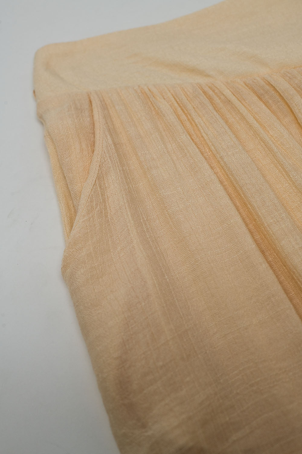 Pantalon de style palazzo beige avec poches latérales et bande de taille épaisse