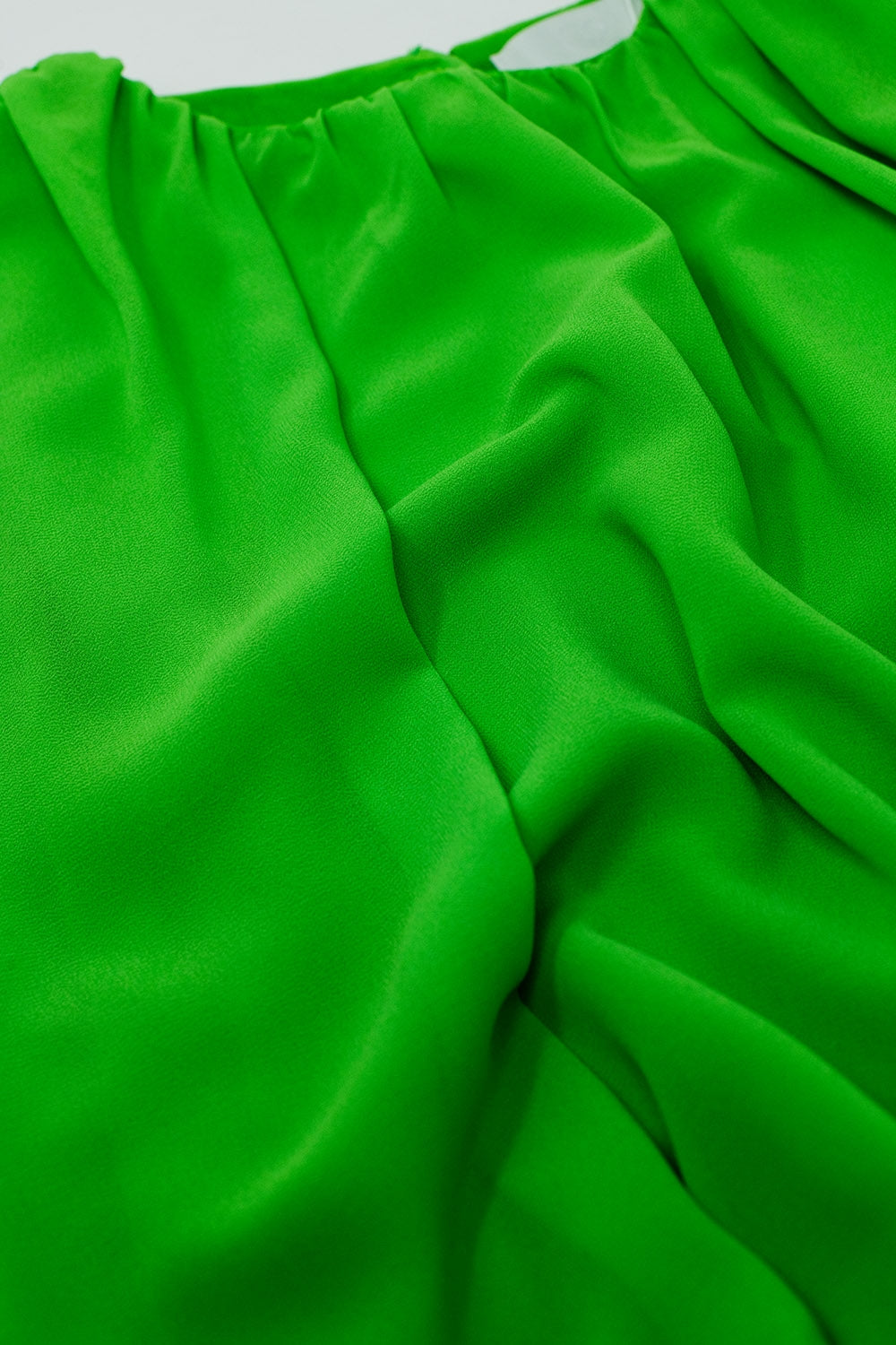 Top en mousseline de soie verte avec fronces