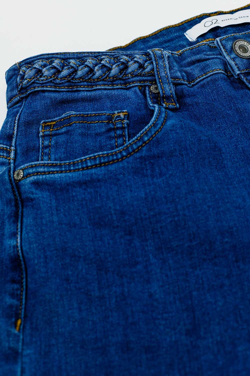 Jean basique en denim bleu foncé avec tresse à la taille