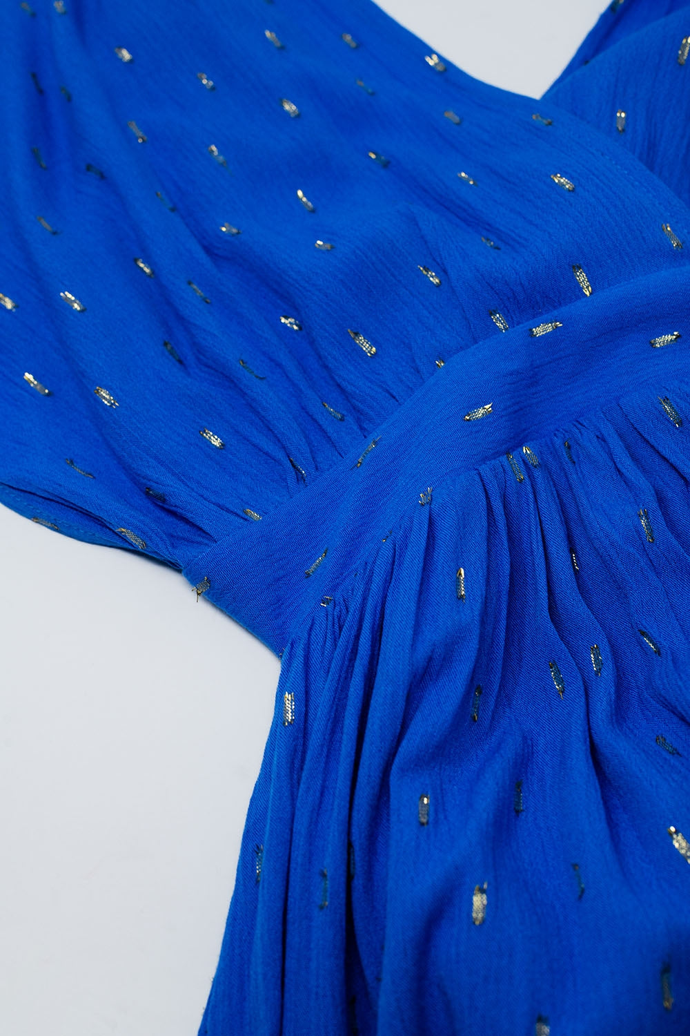 robe longue ample bleue avec détails dorés