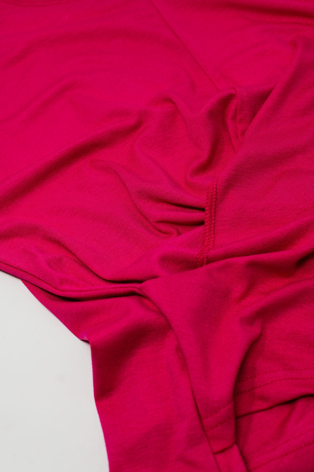 T-shirt à col ras du cou avec motif drapé et manches capuchon En Fuschia