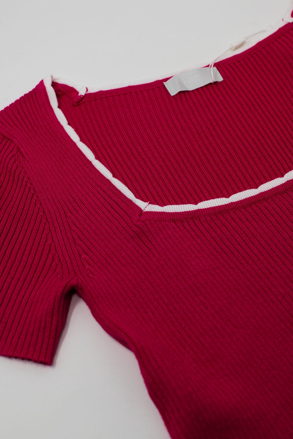 Pull à manches courtes en tricot fuchsia à col carré et bordures blanches
